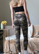 Load image into Gallery viewer, Premium Microfiber Camouflage Leggings